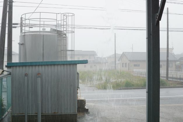 雨樋の排水量を超えたようだ。