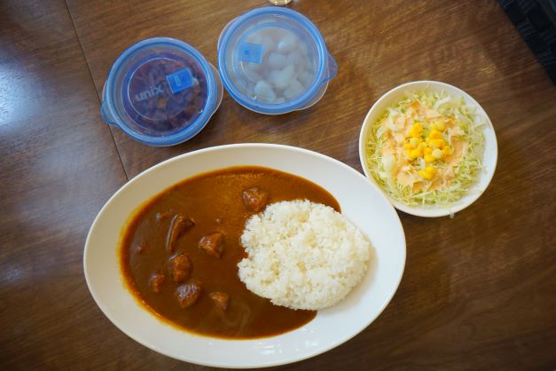 ステーキをカレーで味わう…。