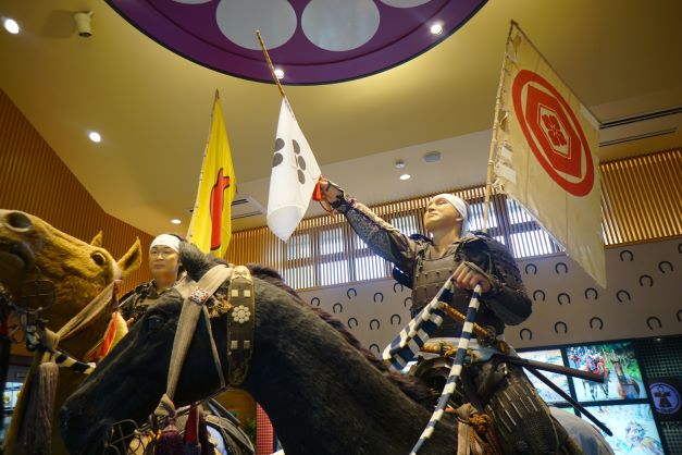 入口入ってすぐのホールには、騎馬武者達が！