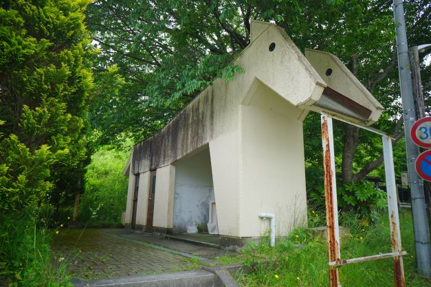 雲雀ヶ原祭場地のトイレ。馬の形だ。