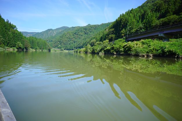 只見川からの景色は、陸から見るのとは別の顔を見せる。