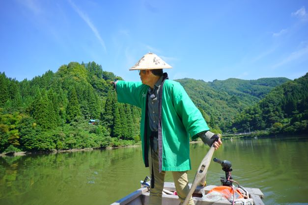 故郷の風景を紹介する星さん。