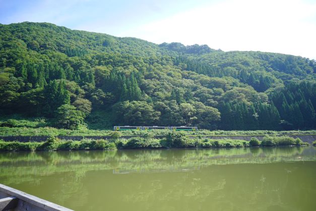 早戸駅を出発した只見線を、只見川の上から…。