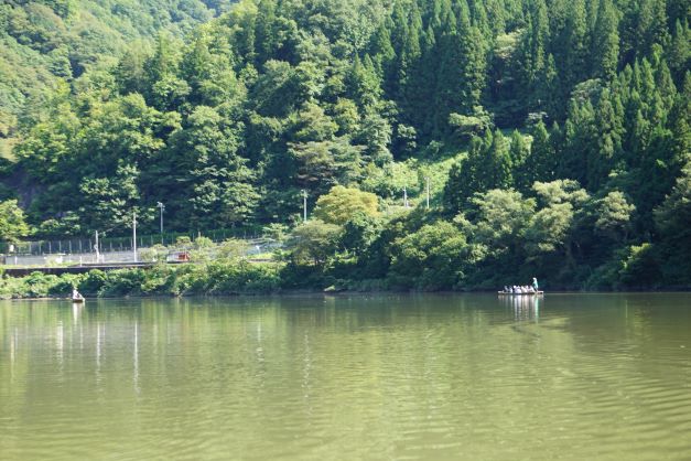 ロケ日は平日にも関わらず、何艘か”夢幻峡”の渡しを楽しむお客さんがいた。