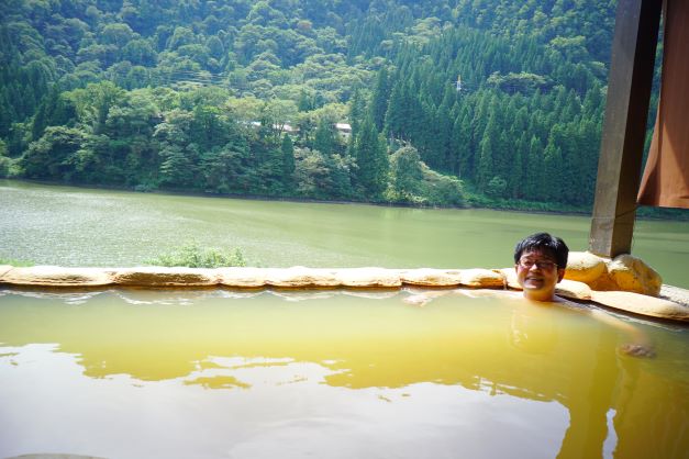 川に面した露天（といっても屋根あり）。川からの風が心地よい。