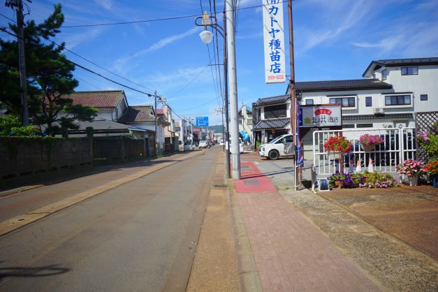 国道49号を入った県道22号（ライヴァン通り）にある。