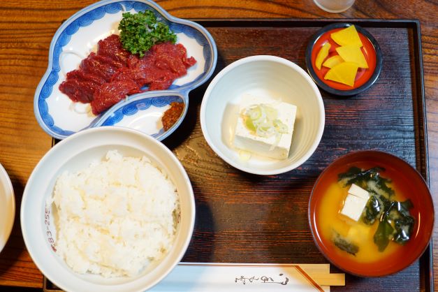 桜さしみ定食（1100円）。馬肉が多い！　嬉しい～♪