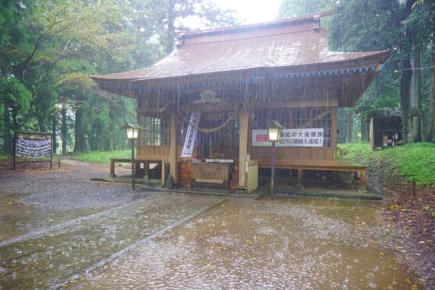 こちら白河神社。写真からも土砂降り具合が分かる。