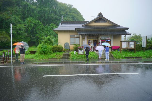 白河神社の社務所は、石段を上らず、道路沿いを進んだ所にある。