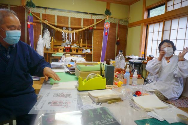 神社を維持する宮司と、宮司のお姉さん。