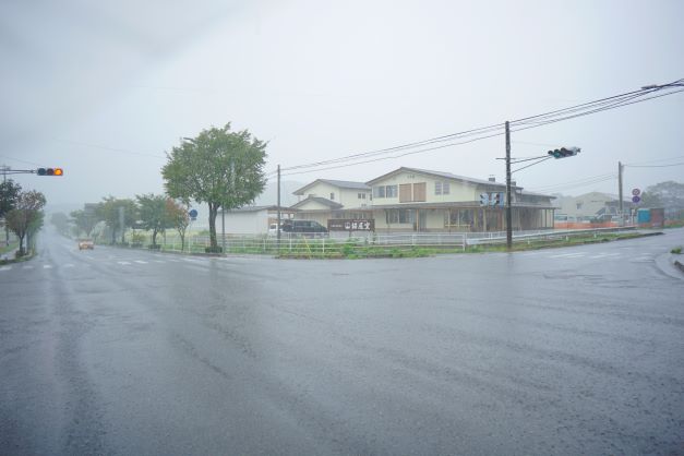 南湖公園（右手方向）入口の角に、新しい窯元兼店舗が…。