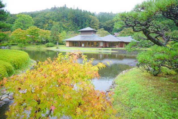 川越しに松楽亭を望む。