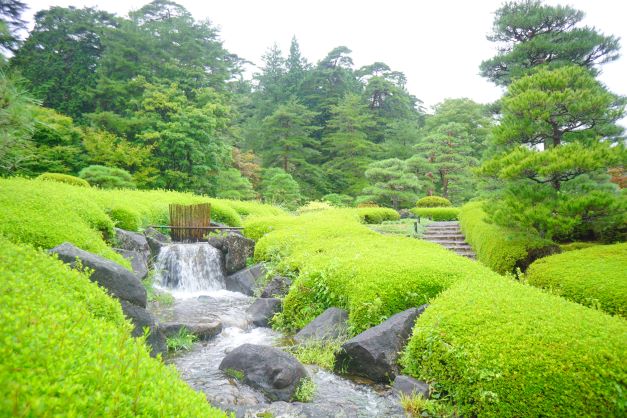 中には川が流れ、池に注ぐ。