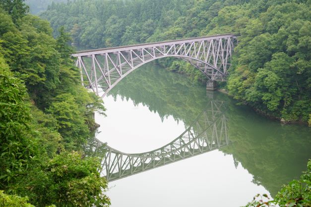 この日は川も穏やかで、水面に橋が綺麗に映る。