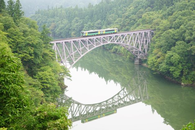 橋の上に全車両が見えたら、川面込みで一枚。