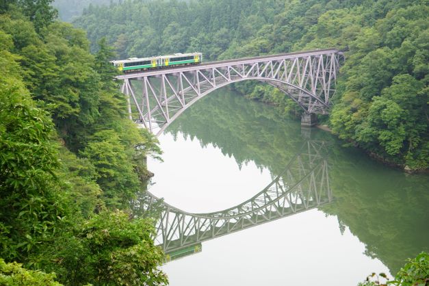 水面がきれいで、そのままのサイズで只見線を見送った。