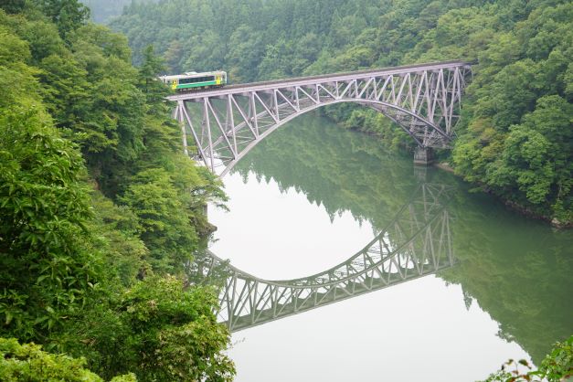 実際の車両は見えているが、川面の車両は隠れた状態。