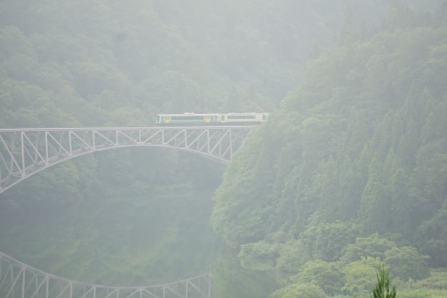 少し川面の橋も入れてみた（でも中途半端）。