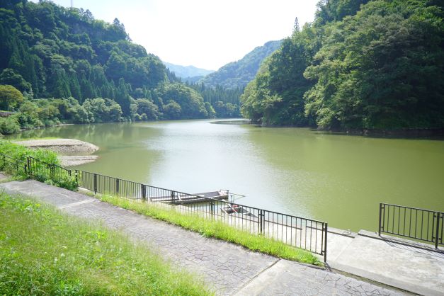 霧幻峡の渡しの船着き場。早戸駅から徒歩3分程。