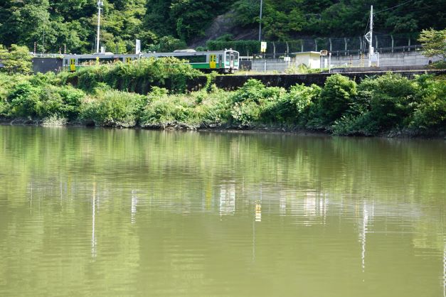 減速して早戸駅（右半分）へ。