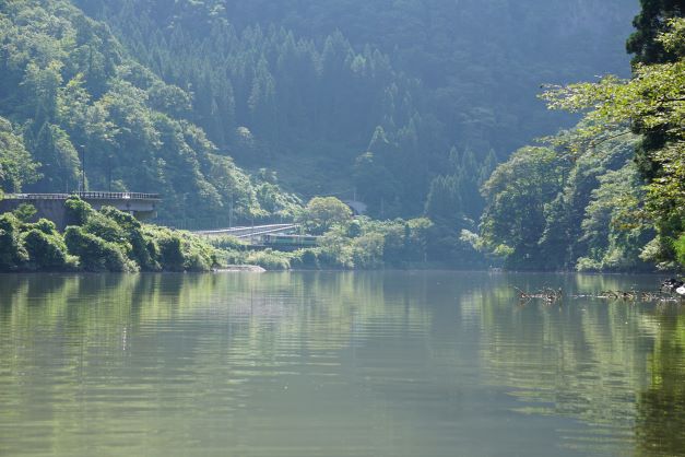 遠くに、早戸駅から出発した下り線を追う。