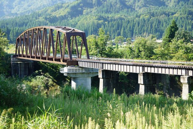 11年前の豪雨で流失した第七只見川橋梁（金山町）。橋脚が新しいのが分かる。