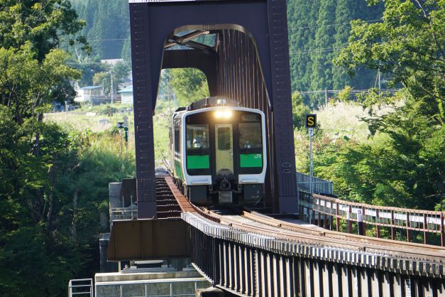 復活した橋梁を渡る車両（試運転時）。