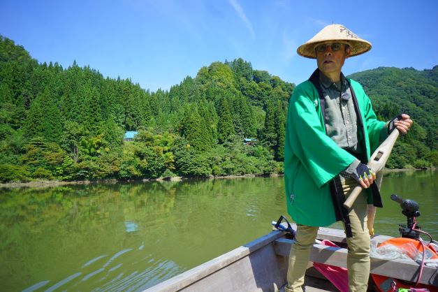 渡し舟の船頭・只見線の走る風景をこよなく愛する写真家、星賢孝さん。