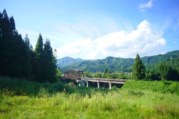 橋の上には、秋の空と雲が浮かぶ。