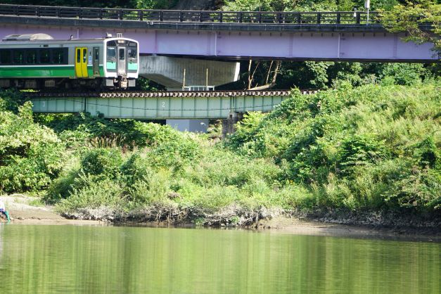 道路との立体交叉。只見線が道路をくぐるようにして出て来る。