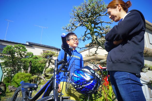 お兄ちゃんの自転車に乗れるか、確認していた親子。