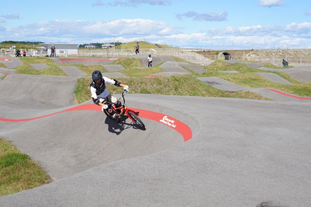 自転車も練習すれば、加重で漕がずに1周出来るそう。