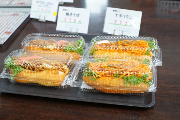 昼時に向けて、ナポリタンややきそばを挟んだパンも並ぶ。