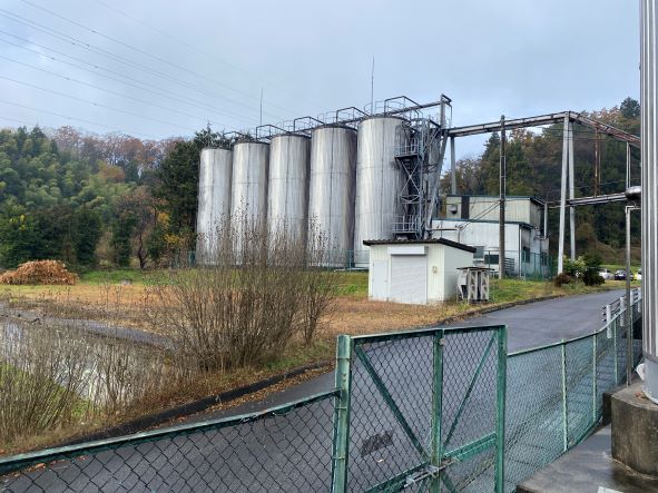 この大きなタンクで半年以上発酵・熟成され、醪となる。