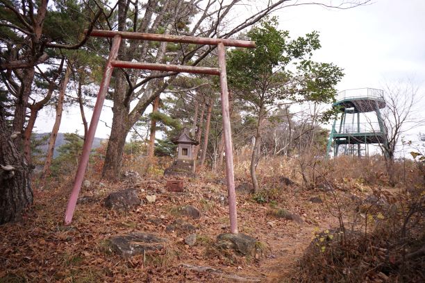 阿津賀志山の頂には、祠と展望台が。