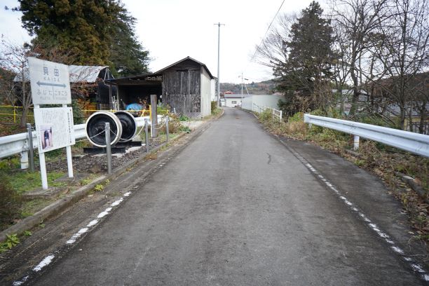 こちらがレンガ橋の上の町道。機関車の車輪などが展示されている。