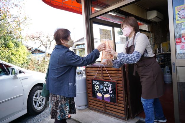 店先では、焼き芋!?　お客さんがひっきりなし。