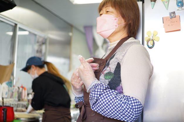 焼き芋店だけでなく、クレープ店にも顔を出す奥様。