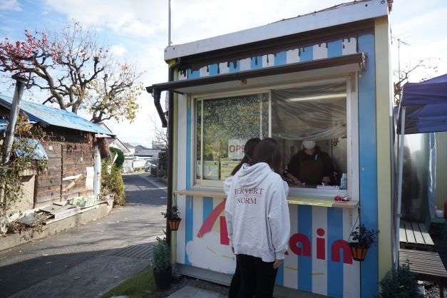 その商店の奥にクレープ店（KoRain　コライン）がある。