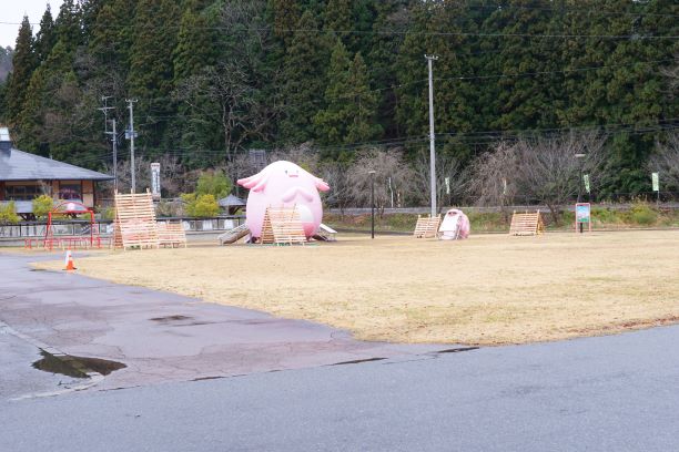 ラッキーをモチーフにした遊具のある公園だが…、あれ？