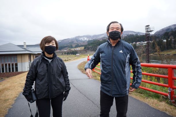 湧き水を汲みに来たご夫婦。