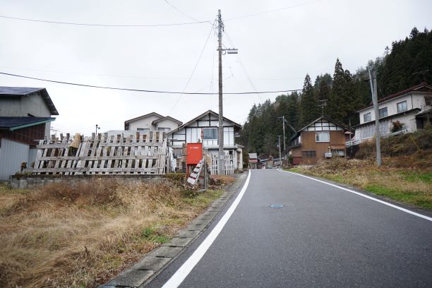 町中では、雪囲いが見られる。