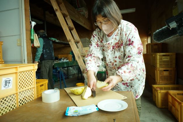 加工品も作るので、皮むきが手際よい。