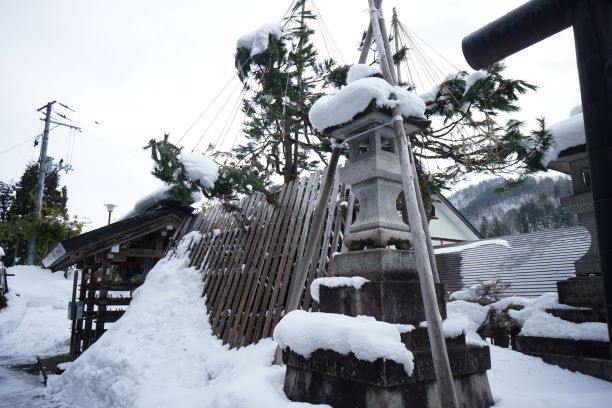 雪国らしく、高さのあるものには雪囲い。