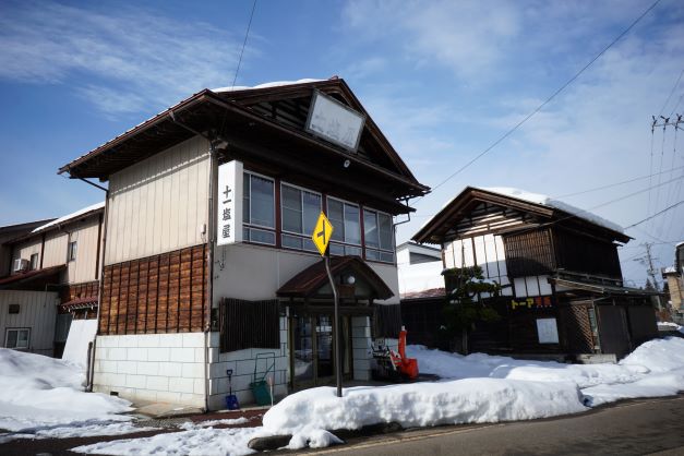 磐越西線の駅前へ越してきて、百有余年。奥に長い造りだ。