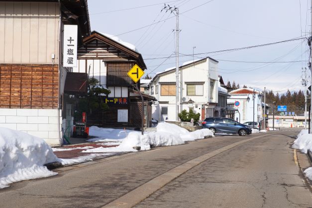 十一塩屋の道路の先、突き当りが野沢駅だ。