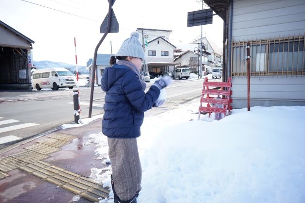 冷たさを忘れて、可愛い雪だるま作りに一所懸命。