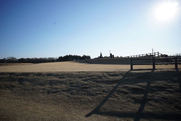 この丘の上には、三脚を立ててカメラを構える人も…。