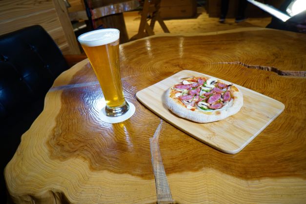 地ビールとミックスピザ。焼きあがると生地は厚みが出る。