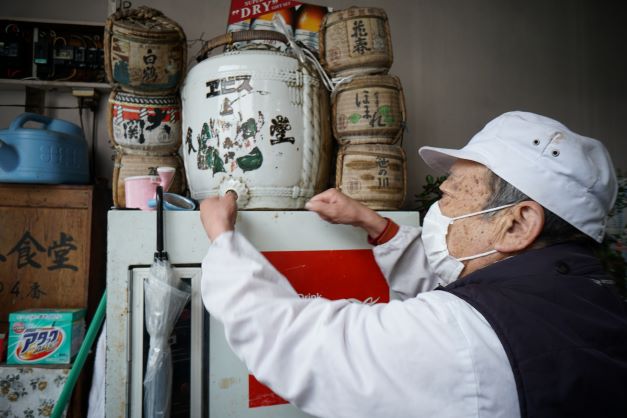 本物の酒樽同様、下から栓を抜いて升に注ぐ。